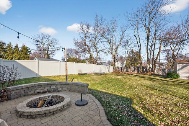 122 N 11th Avenue, St. Charles, IL 60174