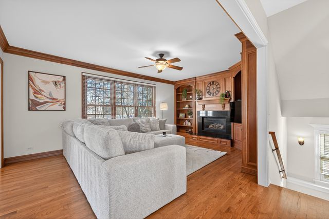 122 N 11th Avenue, St. Charles, IL 60174