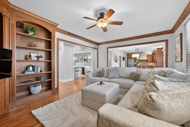 122 N 11th Avenue, St. Charles, IL 60174