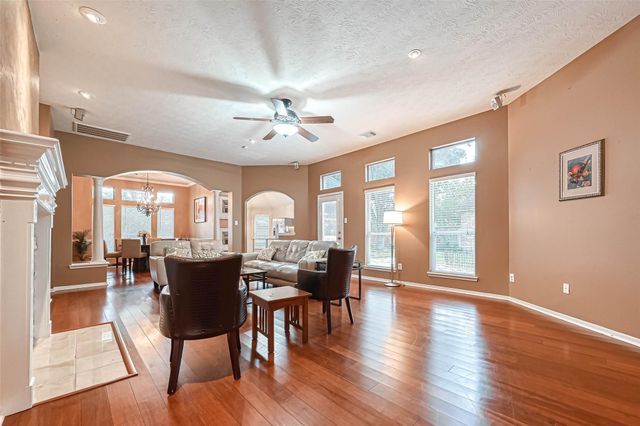 5213 Cottonwood Creek Lane, League City, TX 77573