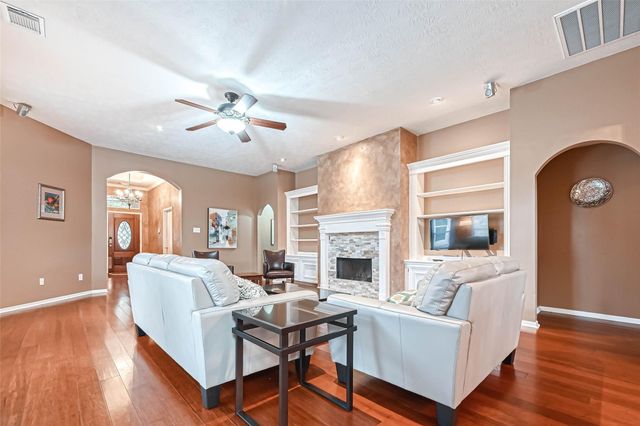 5213 Cottonwood Creek Lane, League City, TX 77573