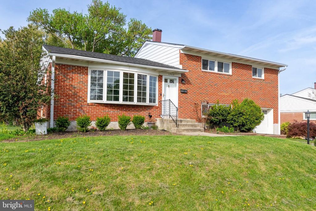 Image 3 of property listing at 1502 MELTON RD, Lutherville Timonium, MD 21093