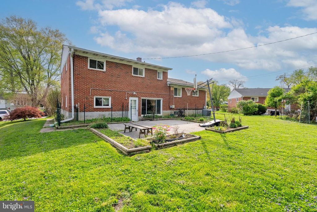 Image 5 of property listing at 1502 MELTON RD, Lutherville Timonium, MD 21093