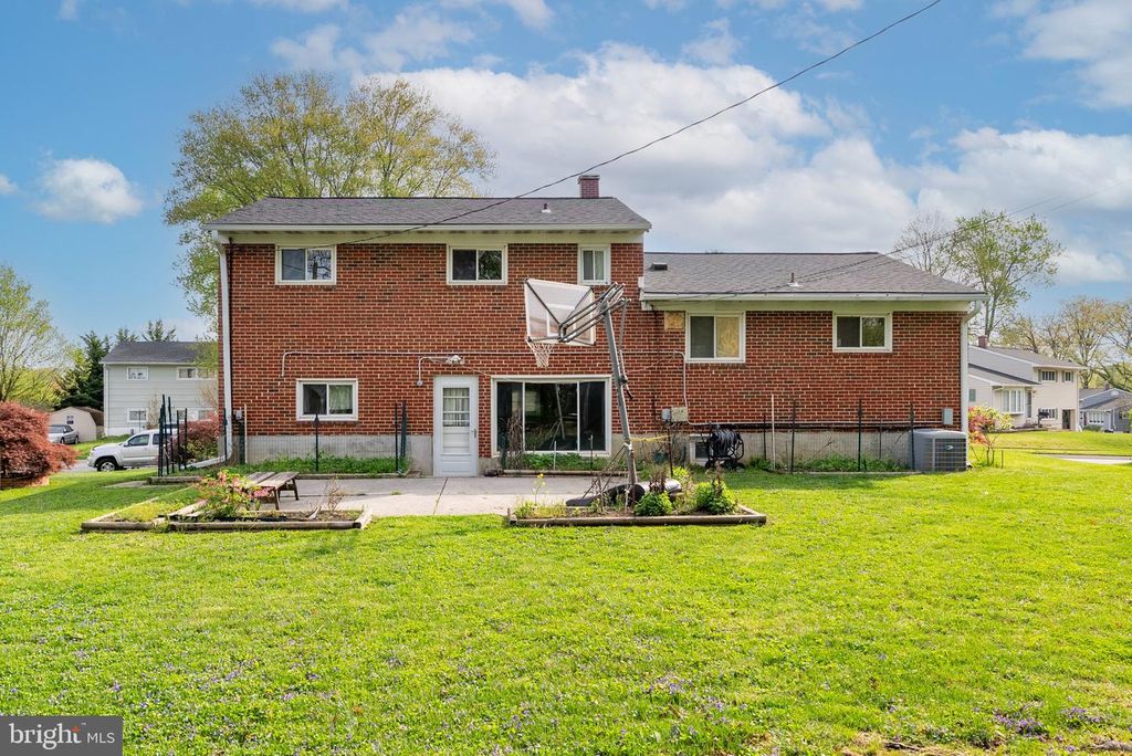 Image 6 of property listing at 1502 MELTON RD, Lutherville Timonium, MD 21093