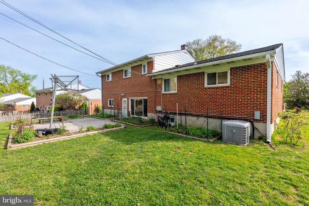 Image 7 of property listing at 1502 MELTON RD, Lutherville Timonium, MD 21093