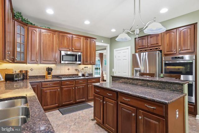 5767 BUSH HILL DR, Alexandria, VA 22310