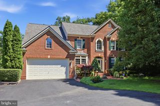 5767 BUSH HILL DR, Alexandria, VA 22310