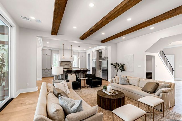 8126 Oakridge Dr, Baton Rouge, LA 70810