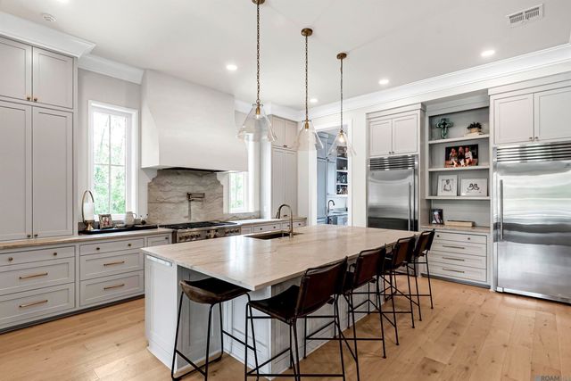 8126 Oakridge Dr, Baton Rouge, LA 70810