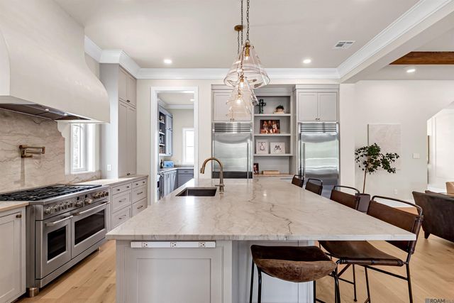 8126 Oakridge Dr, Baton Rouge, LA 70810