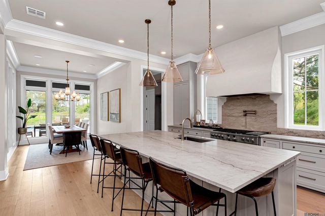 8126 Oakridge Dr, Baton Rouge, LA 70810