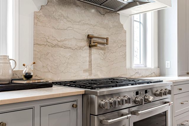 8126 Oakridge Dr, Baton Rouge, LA 70810