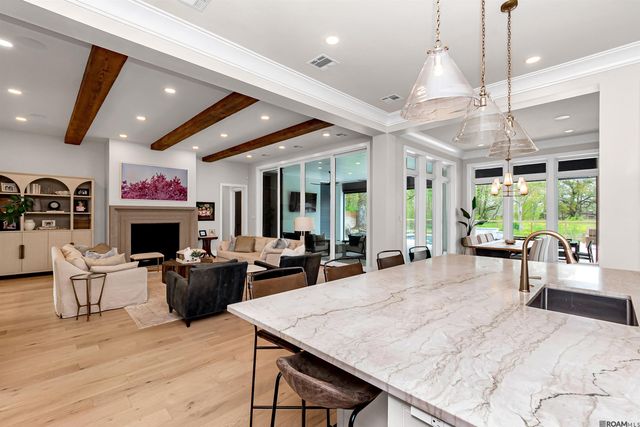 8126 Oakridge Dr, Baton Rouge, LA 70810