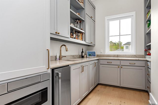 8126 Oakridge Dr, Baton Rouge, LA 70810