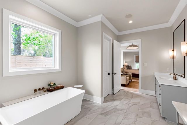 8126 Oakridge Dr, Baton Rouge, LA 70810