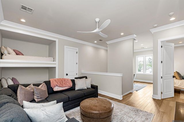 8126 Oakridge Dr, Baton Rouge, LA 70810