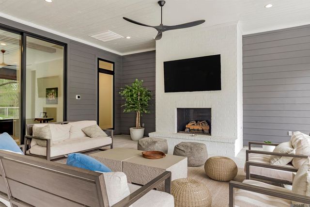 8126 Oakridge Dr, Baton Rouge, LA 70810