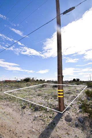 1572 Arctic Avenue, Thermal, CA 92274