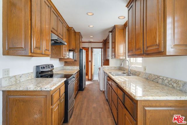 6012 S Kings Road, Los Angeles, CA 90056