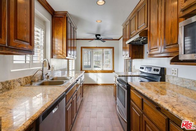 6012 S Kings Road, Los Angeles, CA 90056