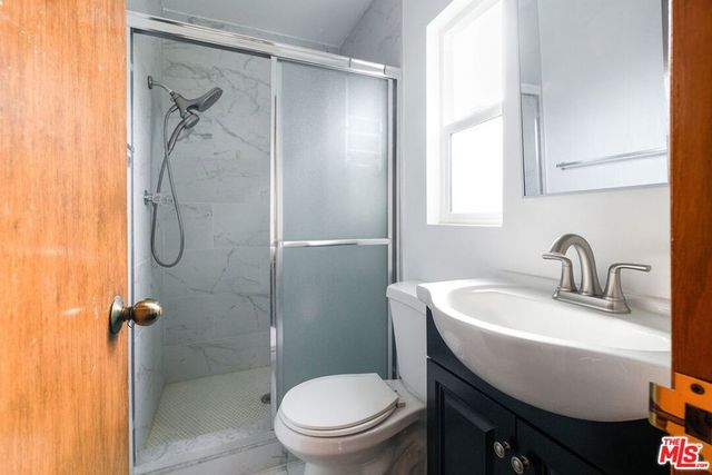 6012 S Kings Road, Los Angeles, CA 90056