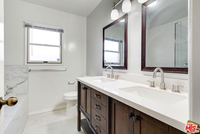 6012 S Kings Road, Los Angeles, CA 90056