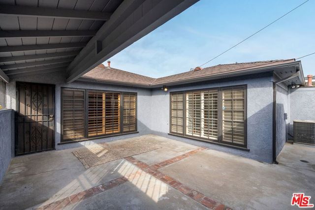 6012 S Kings Road, Los Angeles, CA 90056