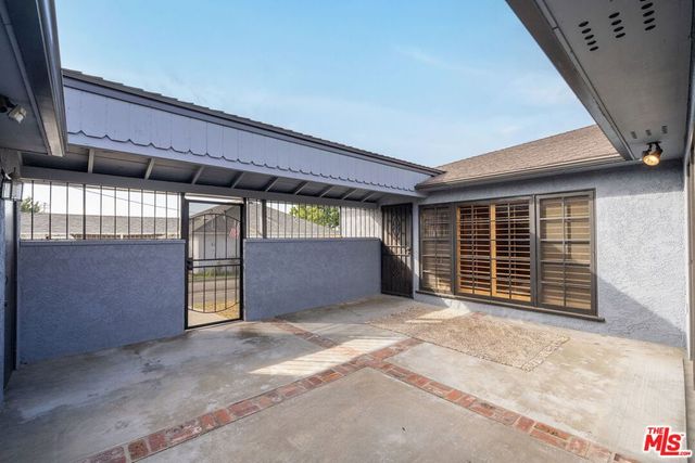 6012 S Kings Road, Los Angeles, CA 90056