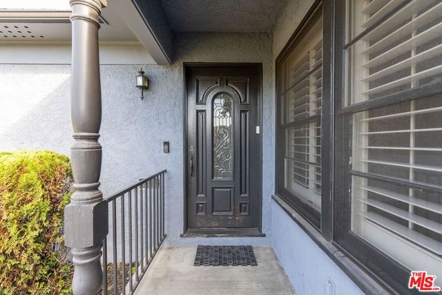 6012 S Kings Road, Los Angeles, CA 90056