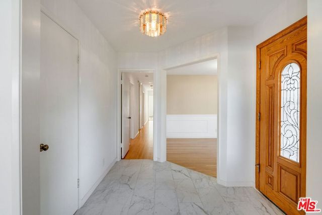 6012 S Kings Road, Los Angeles, CA 90056