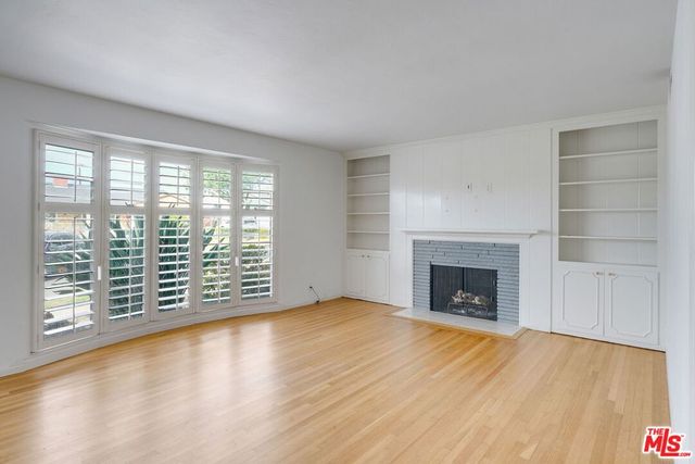 6012 S Kings Road, Los Angeles, CA 90056