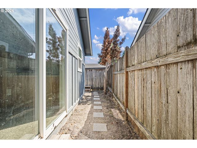 593 HANOVER St, Eugene, OR 97402