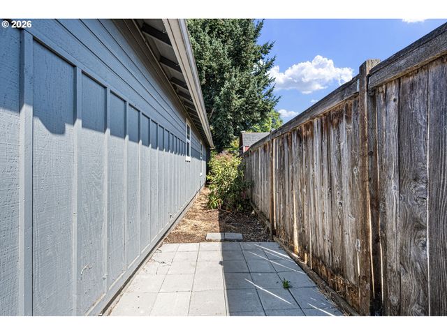 593 HANOVER St, Eugene, OR 97402