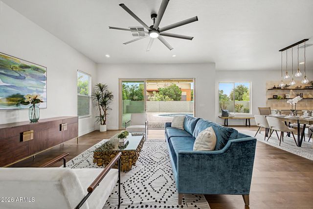 8539 W MIDWAY Avenue, Glendale, AZ 85305