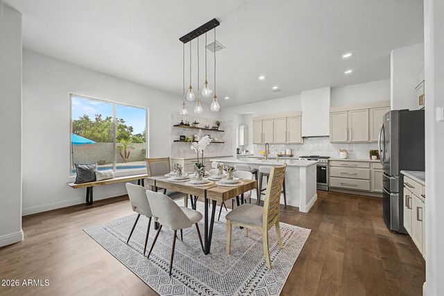 8539 W MIDWAY Avenue, Glendale, AZ 85305