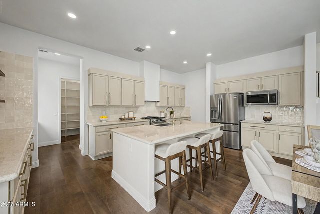 8539 W MIDWAY Avenue, Glendale, AZ 85305