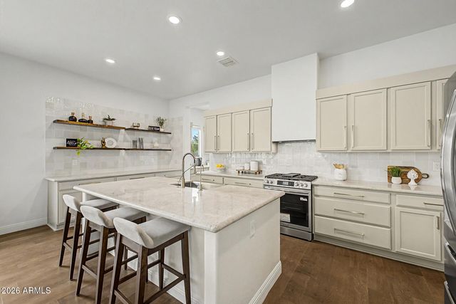 8539 W MIDWAY Avenue, Glendale, AZ 85305