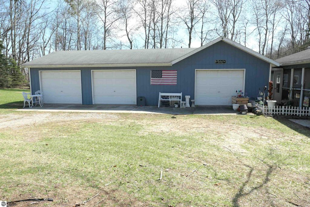 Image 21 of property listing at 1078 Duquesa Drive, Weidman, MI 48893
