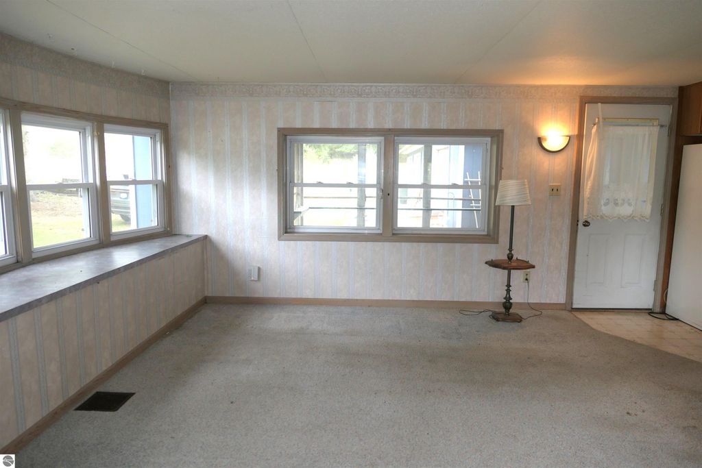 Image 4 of property listing at 1078 Duquesa Drive, Weidman, MI 48893