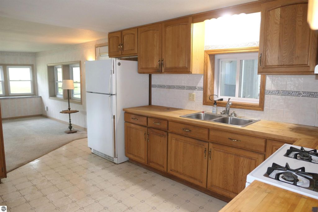 Image 7 of property listing at 1078 Duquesa Drive, Weidman, MI 48893