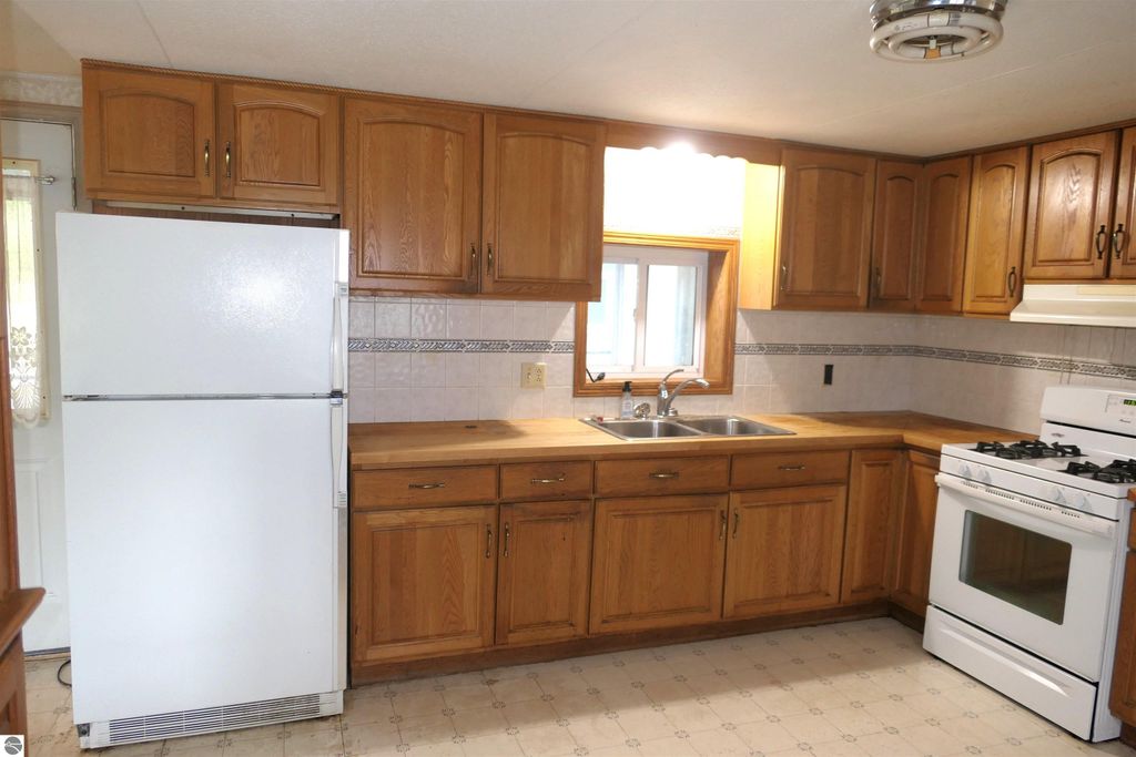 Image 8 of property listing at 1078 Duquesa Drive, Weidman, MI 48893