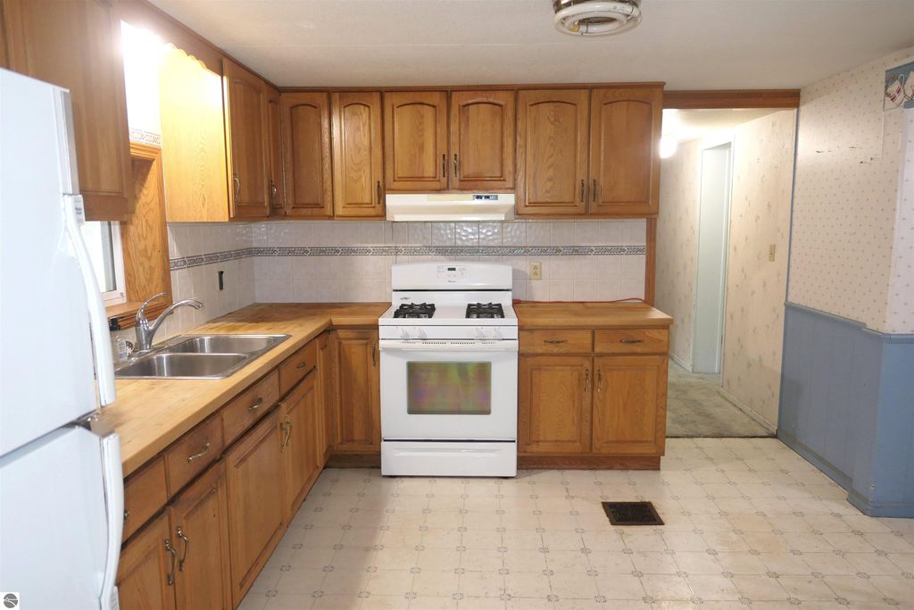 Image 9 of property listing at 1078 Duquesa Drive, Weidman, MI 48893