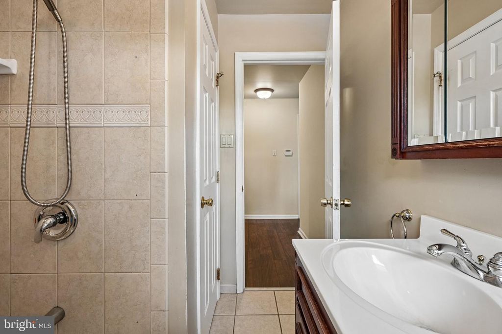 Image 19 of property listing at 129 VALLEY RUN DR, Cherry Hill, NJ 08002