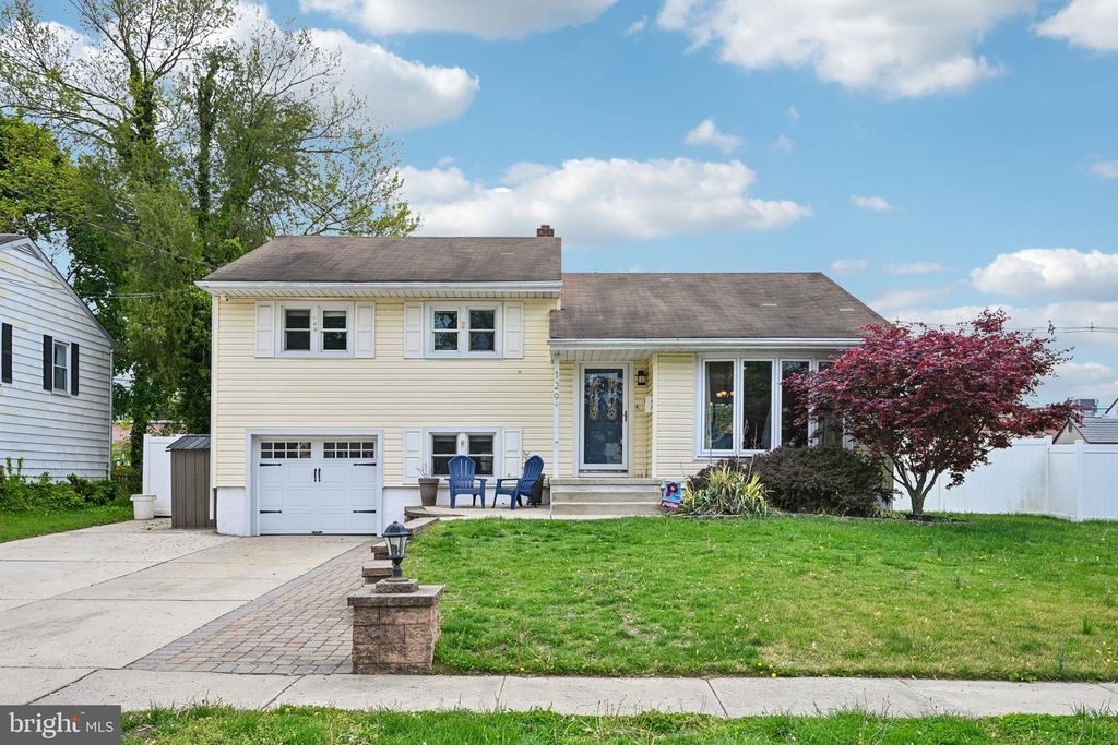 Image 2 of property listing at 129 VALLEY RUN DR, Cherry Hill, NJ 08002