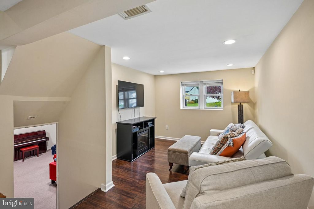 Image 25 of property listing at 129 VALLEY RUN DR, Cherry Hill, NJ 08002