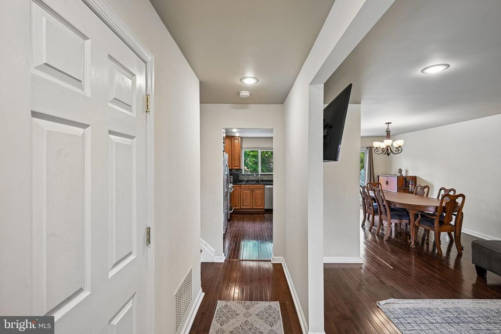 Image 5 of property listing at 129 VALLEY RUN DR, Cherry Hill, NJ 08002
