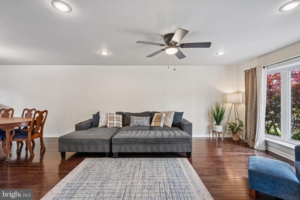 Image 7 of property listing at 129 VALLEY RUN DR, Cherry Hill, NJ 08002