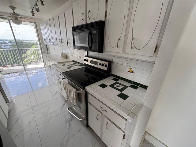 1750 NE 191st St 829-4, Miami, FL 33179