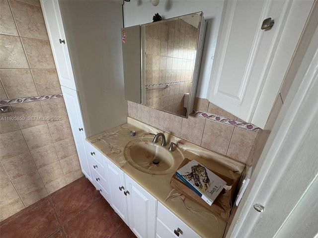 1750 NE 191st St 829-4, Miami, FL 33179