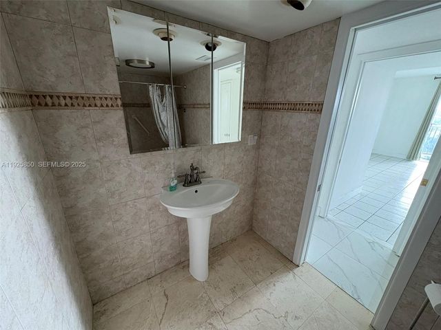 1750 NE 191st St 829-4, Miami, FL 33179